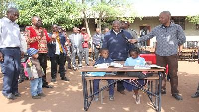 Entrega de 218 carteiras a Escola Primária Graça Machel e Secundária- Distrito de Magude