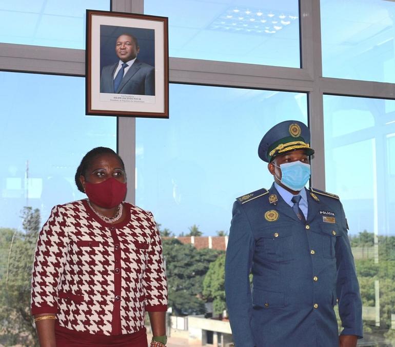 Secretária de Estado na província de Maputo, saudando o novo ao novo comandante PRM, Inácio Dina