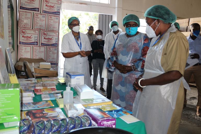 Vitória Diogo visita o depósito provisório  provincial de medicamentos..jpg. 11