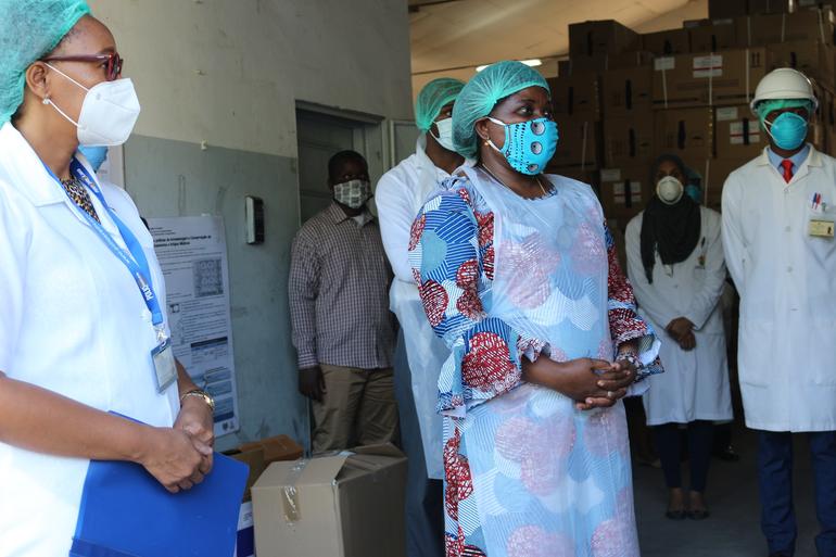 Vitória Diogo visita o depósito provisório  provincial de medicamentos..jpg.10