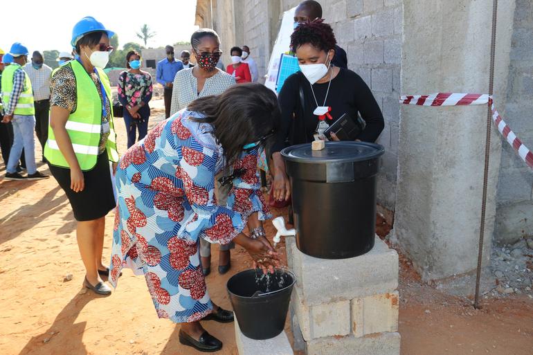 Vitória Diogo visita obras de construção do novo depósito provincial de medicamentos. 1