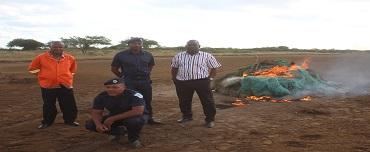 Fiscais de Pescas apreendem motores e incineram redes Fiscais de Pescas apreendem motores e incineram redes