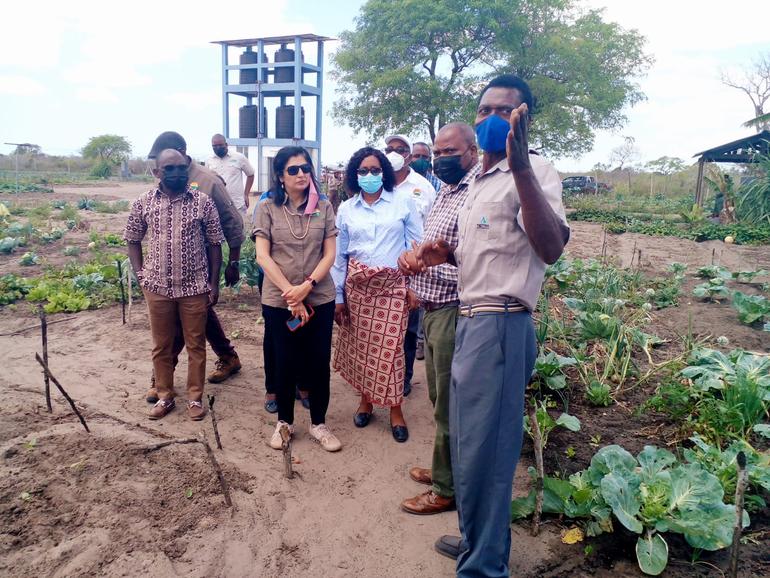 GOVERNO E FINANCIADOR DO FIDA VISITAM O FURO MULTIUSO DA ASSOCIAÇÃO AGRÁRIA DE CUMBULANE, POSTO ADMINISTRATIVO DE MALUANA.